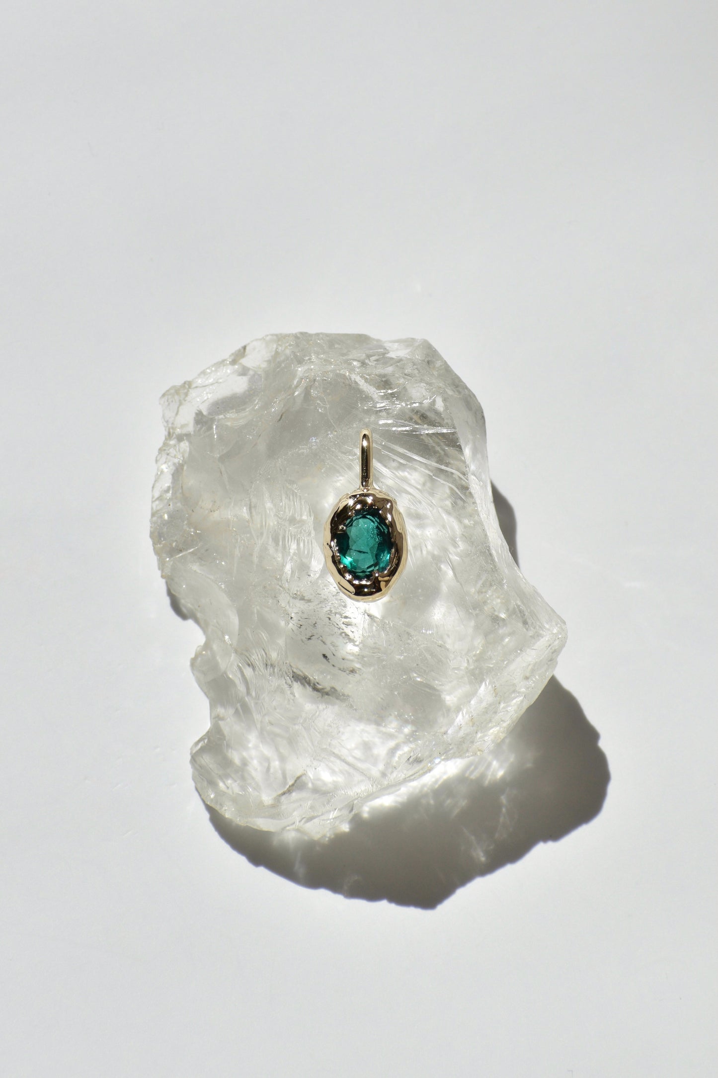 EMERALD HUGGER Anhänger / Halskette